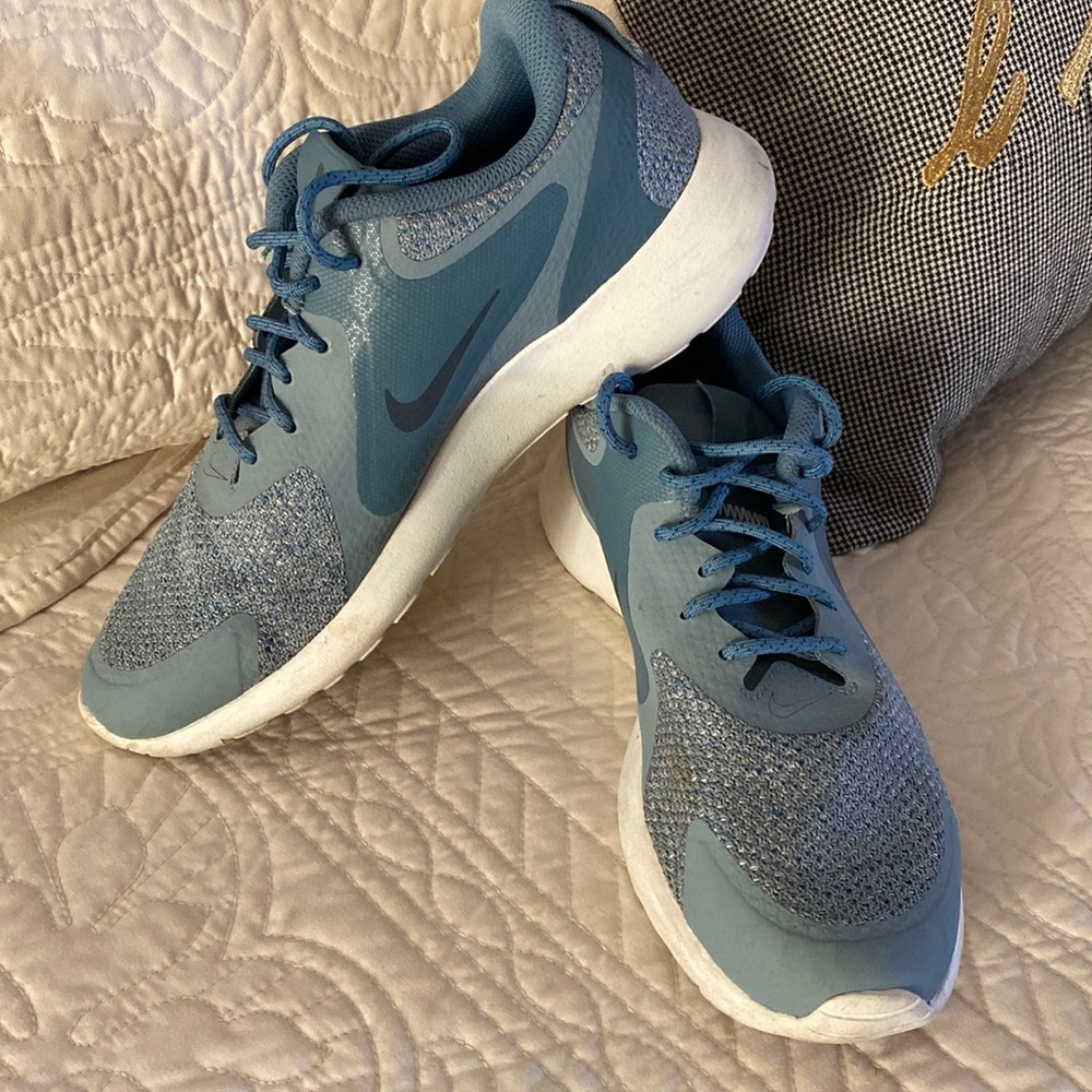 Womens Nike tennis shoes